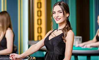 Vận động viên quần vợt đang thực hiện cú giao bóng mạnh mẽ tại giải Grand Slam